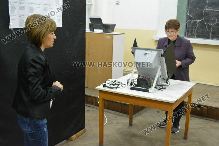 Снимки: архив Haskovo.net. Община Хасково ще прекрои преградите от "тъмните" стаички в паравани