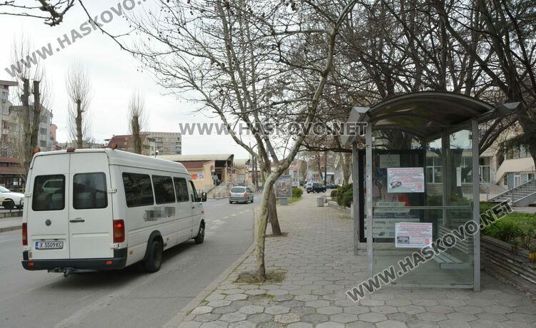 Залепиха предизборни плакати по стълбове и спирка в Хасково, глобата до 2000 лева