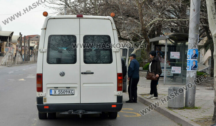 Залепиха предизборни плакати по стълбове и спирка в Хасково, глобата до 2000 лева
