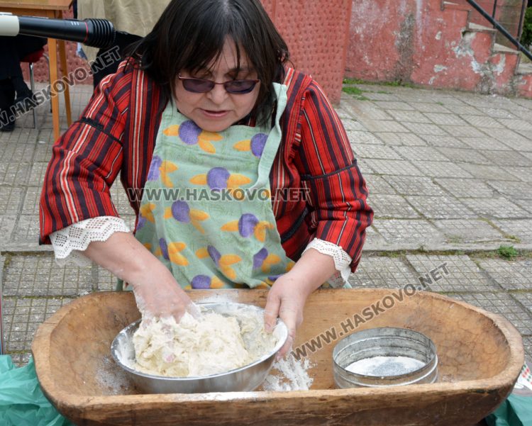 12-годишен меси мекици по мерак за кулинарния фестивал в с. Въгларово