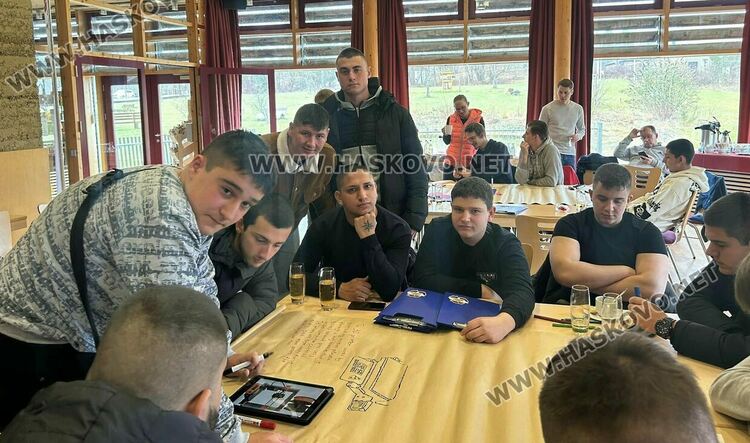 Ученици от Гимназията по транспорт и аграрни технологии майсторят аквапонна система с връстници от Германия и Чехия