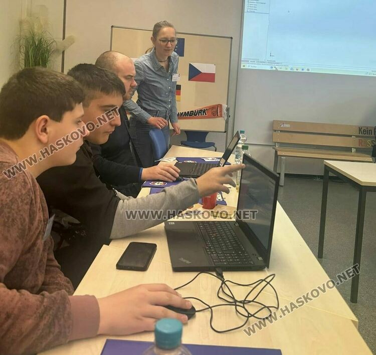 Ученици от Гимназията по транспорт и аграрни технологии майсторят аквапонна система с връстници от Германия и Чехия