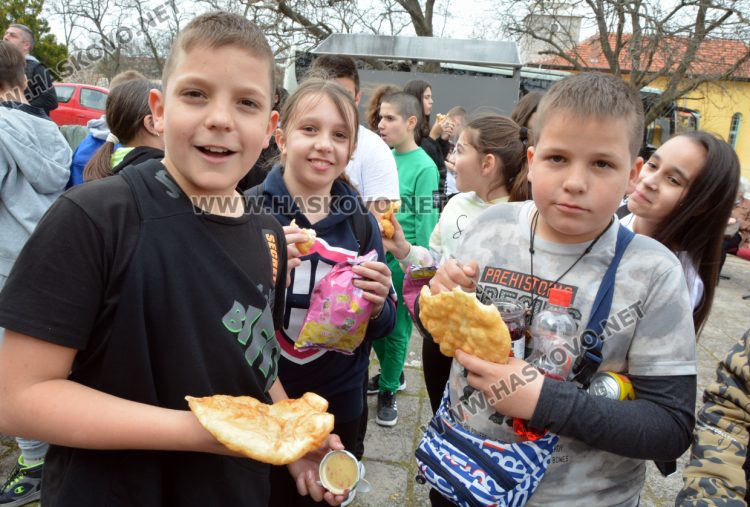 12-годишен меси мекици по мерак за кулинарния фестивал в с. Въгларово