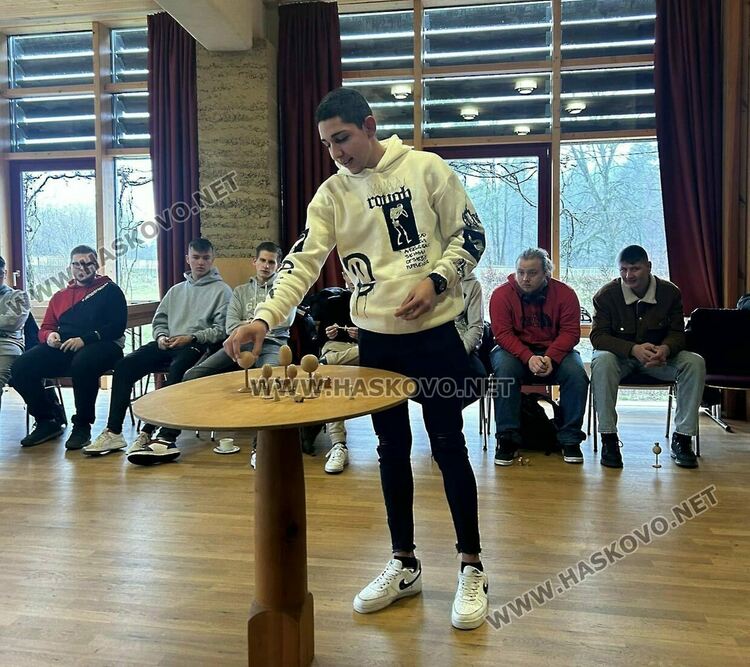 Ученици от Гимназията по транспорт и аграрни технологии майсторят аквапонна система с връстници от Германия и Чехия