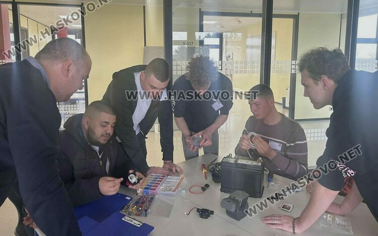 Ученици от Гимназията по транспорт и аграрни технологии майсторят аквапонна система с връстници от Германия и Чехия