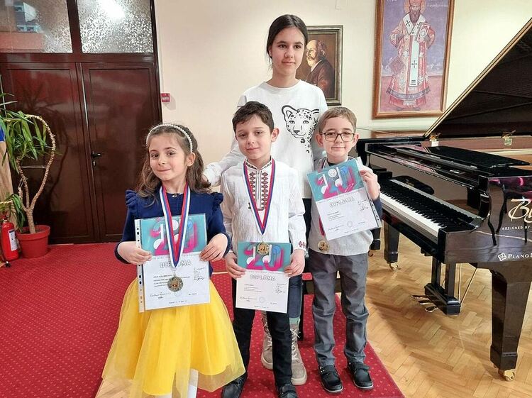 Димитровградски пианисти обраха медалите на международен музикален конкурс