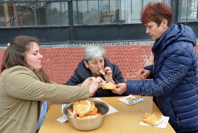 Журито от майсторици на мекици дегустира 