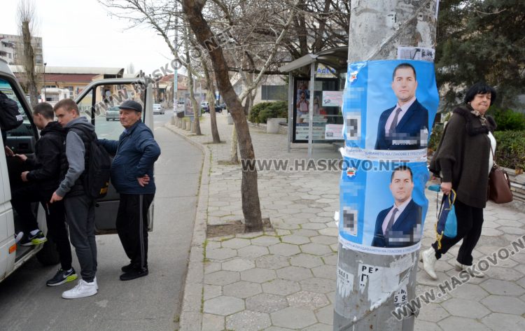 Залепиха предизборни плакати по стълбове и спирка в Хасково, глобата до 2000 лева