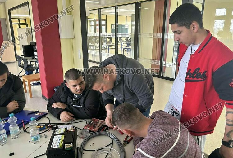 Ученици от Гимназията по транспорт и аграрни технологии майсторят аквапонна система с връстници от Германия и Чехия