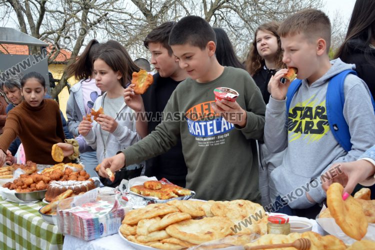 12-годишен меси мекици по мерак за кулинарния фестивал в с. Въгларово