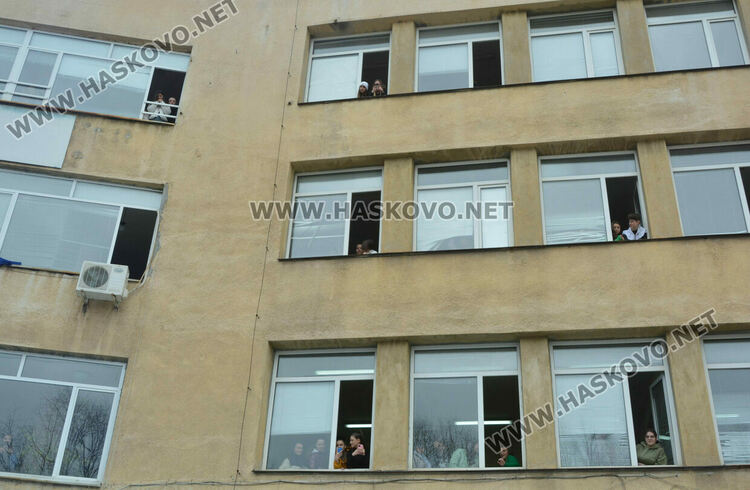 В духа на българската традиция абитуриенти поканиха класната си на бала