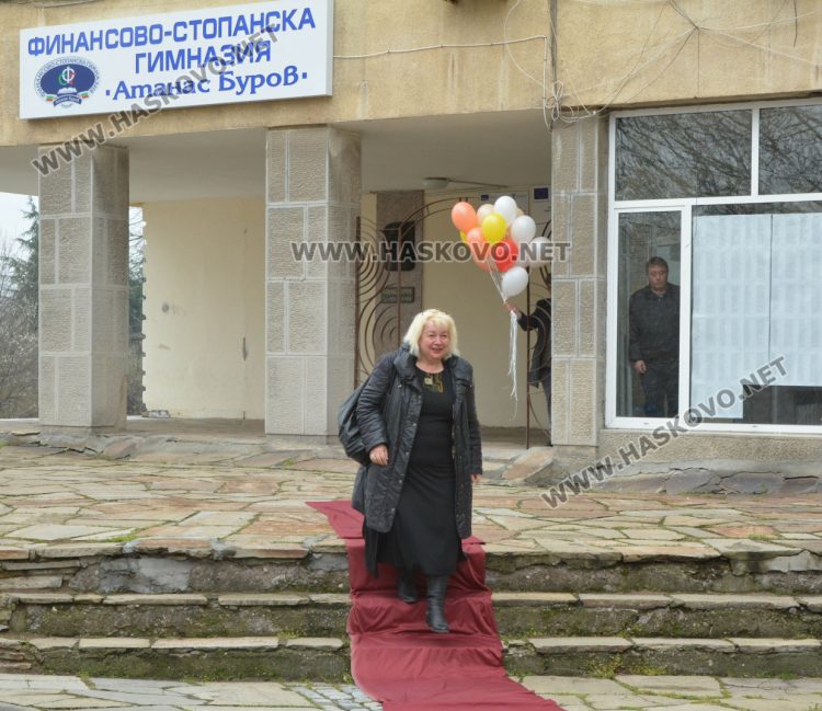 В духа на българската традиция абитуриенти поканиха класната си на бала