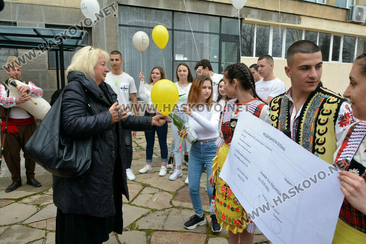 В духа на българската традиция абитуриенти поканиха класната си на бала