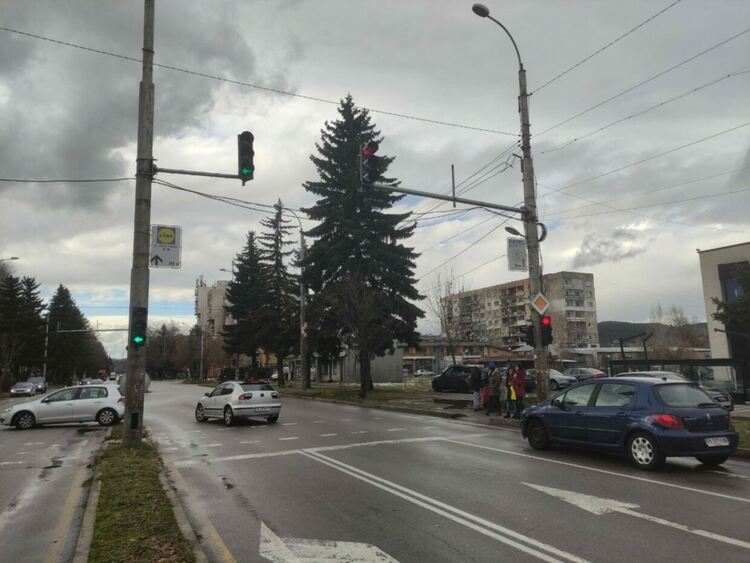 Започна подмяна на старите осветителни тела по улица „Юрий Гагарин“ в Перник