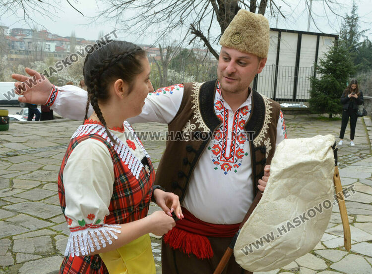 В духа на българската традиция абитуриенти поканиха класната си на бала