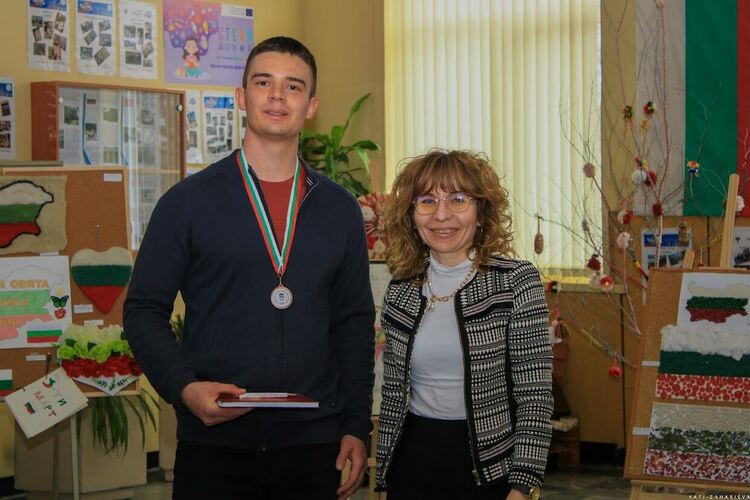 Вазовци с високи постижения по Финансова грамотност