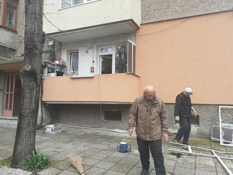 Гръмна газова бутилка в апартамент в Кърджали преди броени минути, двама са пострадали/снимки/