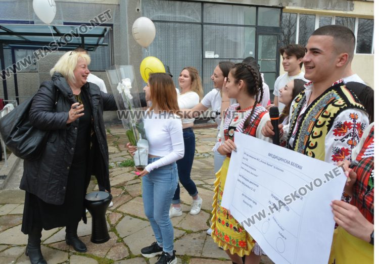 В духа на българската традиция абитуриенти поканиха класната си на бала