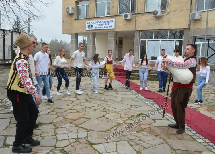 В духа на българската традиция абитуриенти поканиха класната си на бала