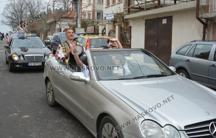 В духа на българската традиция абитуриенти поканиха класната си на бала