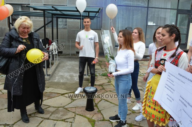 В духа на българската традиция абитуриенти поканиха класната си на бала