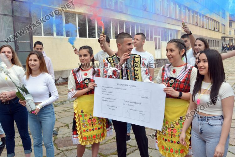 В духа на българската традиция абитуриенти поканиха класната си на бала