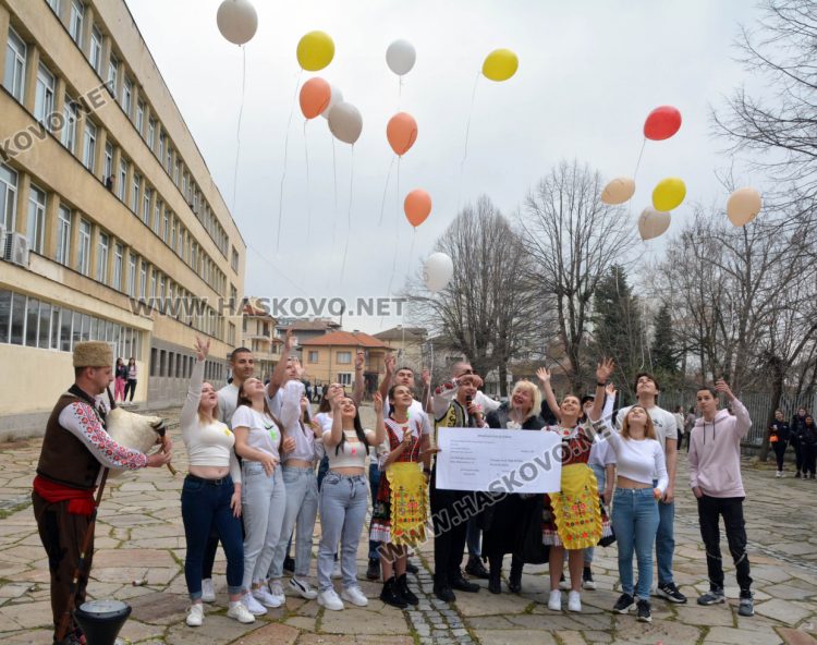 В духа на българската традиция абитуриенти поканиха класната си на бала