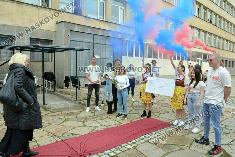 В духа на българската традиция абитуриенти поканиха класната си на бала