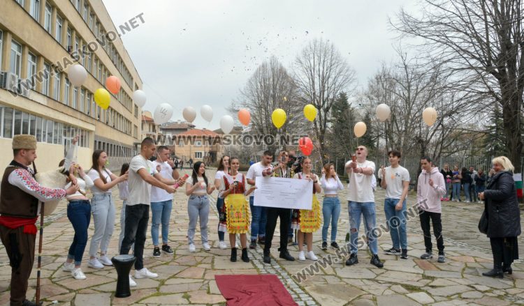 В духа на българската традиция абитуриенти поканиха класната си на бала