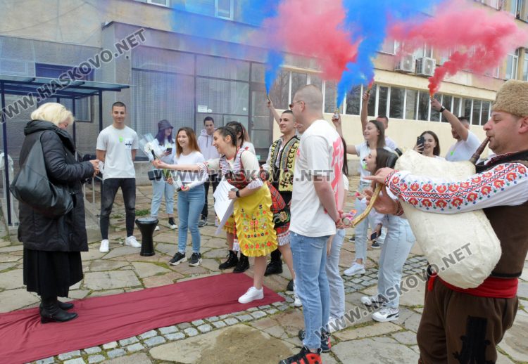 В духа на българската традиция абитуриенти поканиха класната си на бала