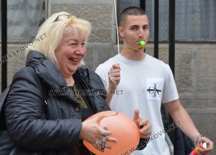 В духа на българската традиция абитуриенти поканиха класната си на бала