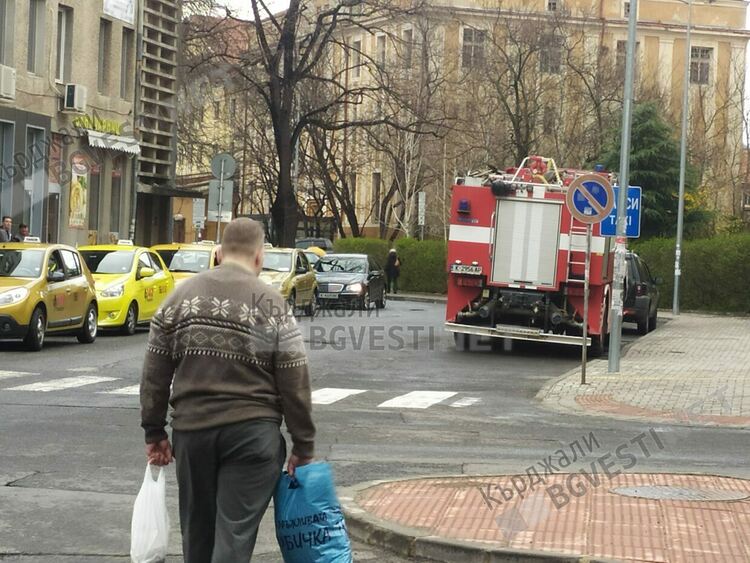 Две пожарни коли обкръжиха Поликлиниката в Кърджали,огнеборците тренираха извънредна ситуация