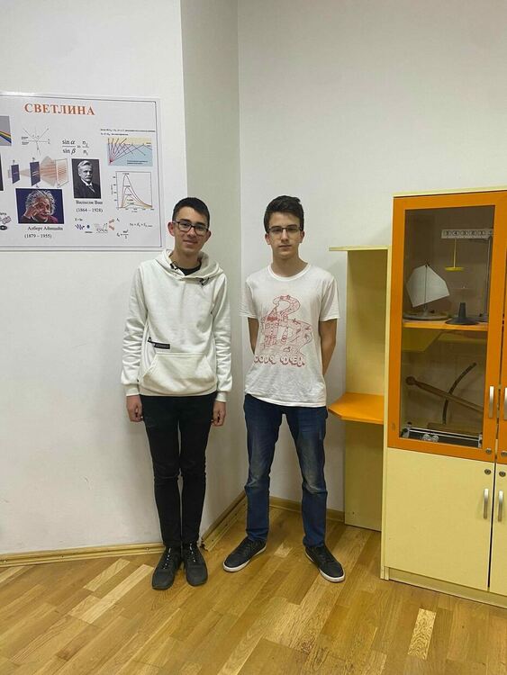 Двама олимпийци по физика и астрономия 