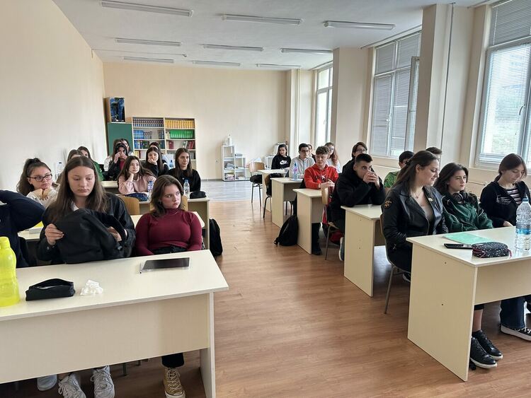 Представиха професиите съдия, прокурор и следовател пред гимназисти
