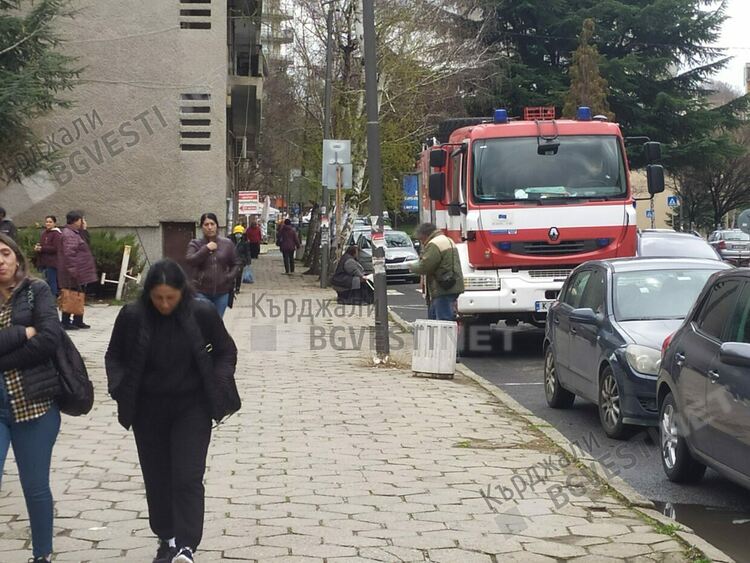 Две пожарни коли обкръжиха Поликлиниката в Кърджали,огнеборците тренираха извънредна ситуация