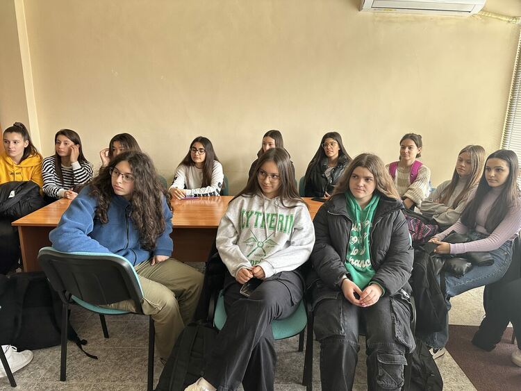 Симулативно разпитаха 16-годишен в „Синя стая“ в Хасково