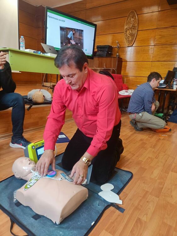 В „Славейков“ вече има чисто нов автоматичен дефибрилатор