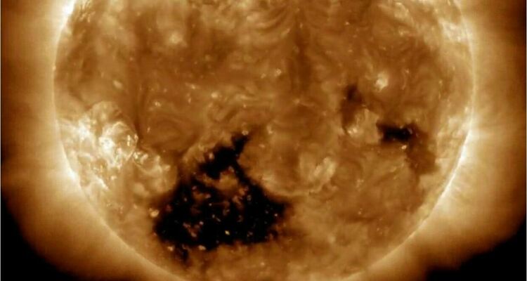 Гигантска "дупка" в Слънцето