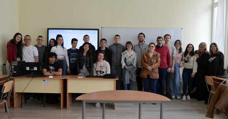 Ученици от Отец Паисий и Езиковата влязоха в оспорван куиз по география на САЩ