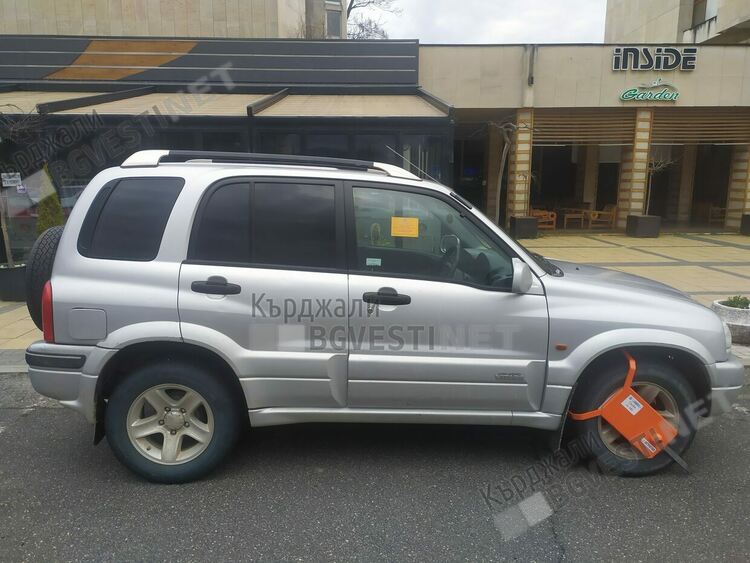 Няма прошка!Слагат скоби и на паркиращите на паркинга на Общината