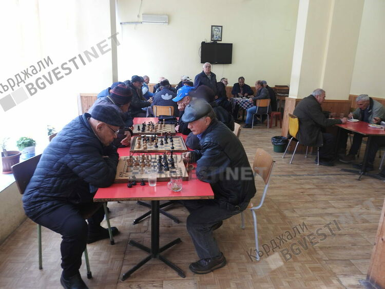 Централният пенсионерски клуб се възражда, въпреки че редиците на членовете му оредяха по време на пандемията