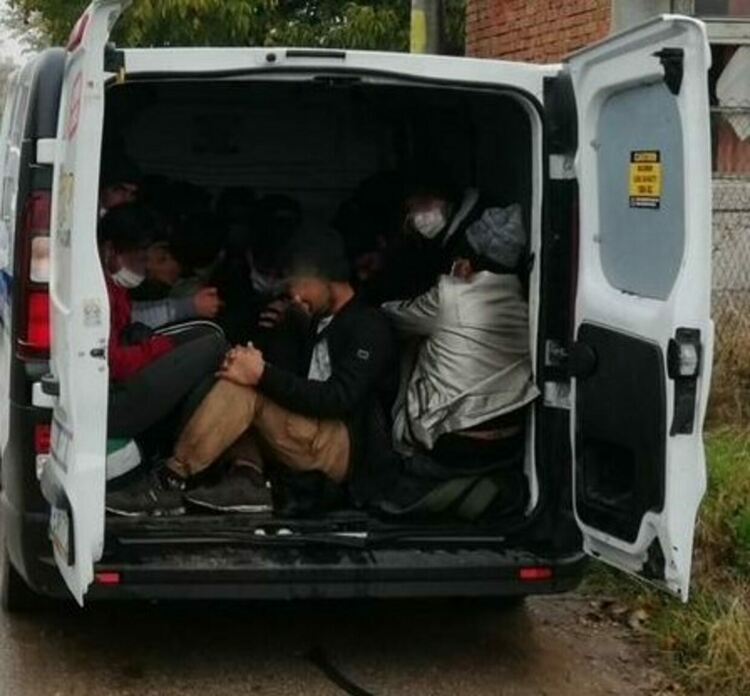 Задържаха мъж за трафик на 25 мигранти, влезли нелегално в България