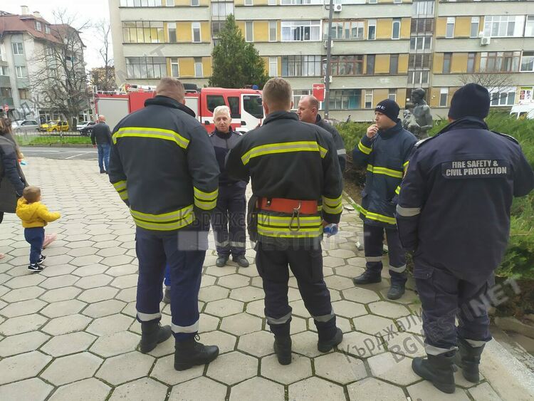 Две пожарни коли обкръжиха Поликлиниката в Кърджали,огнеборците тренираха извънредна ситуация