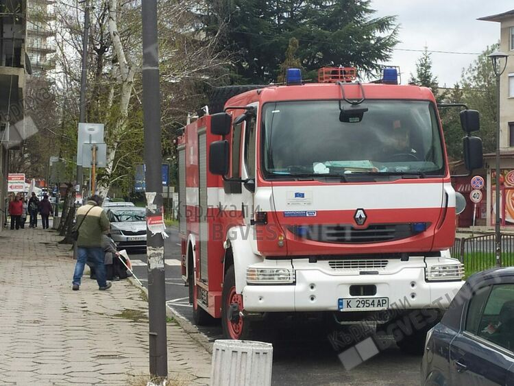 Две пожарни коли обкръжиха Поликлиниката в Кърджали,огнеборците тренираха извънредна ситуация