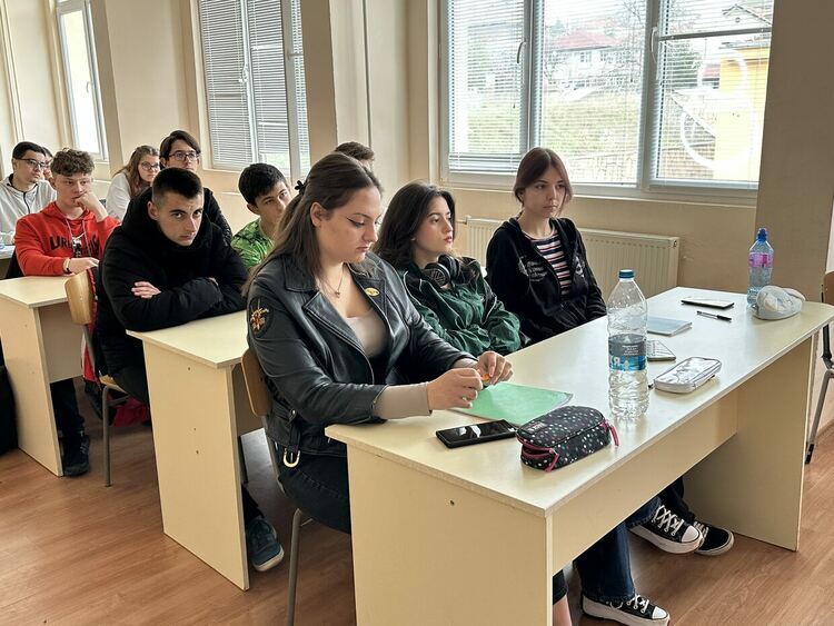 Представиха професиите съдия, прокурор и следовател пред гимназисти