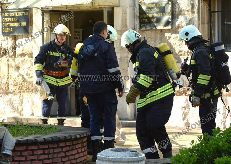 Хасковските огнеборци тренират гасене на пожар в обществени и производствени сгради