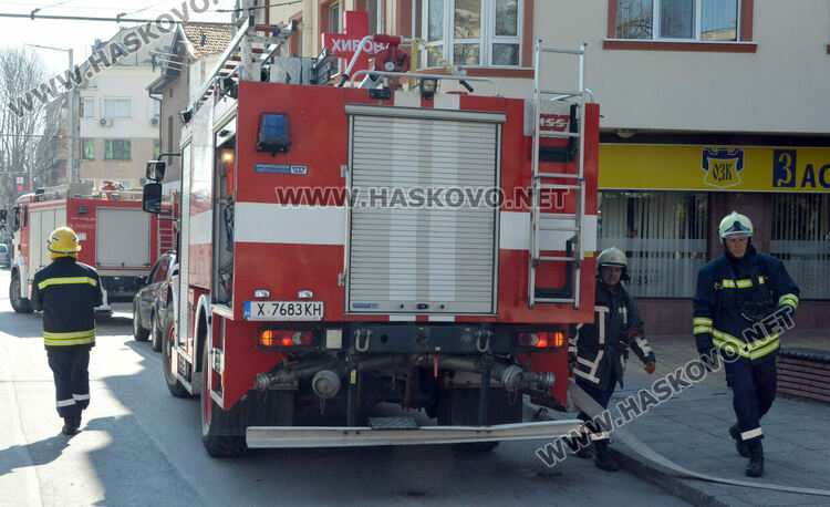 Хасковските огнеборци тренират гасене на пожар в обществени и производствени сгради