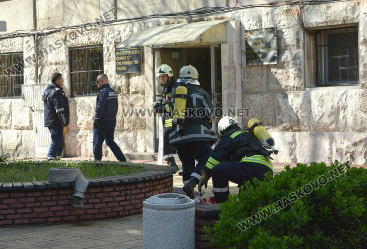 Хасковските огнеборци тренират гасене на пожар в обществени и производствени сгради