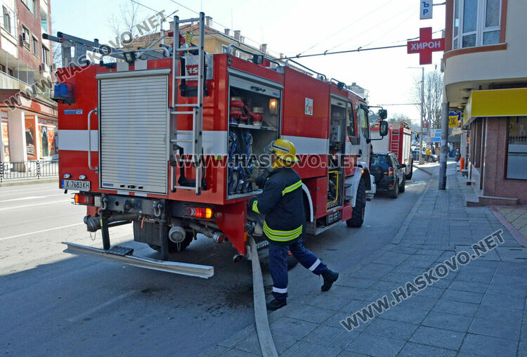 Хасковските огнеборци тренират гасене на пожар в обществени и производствени сгради