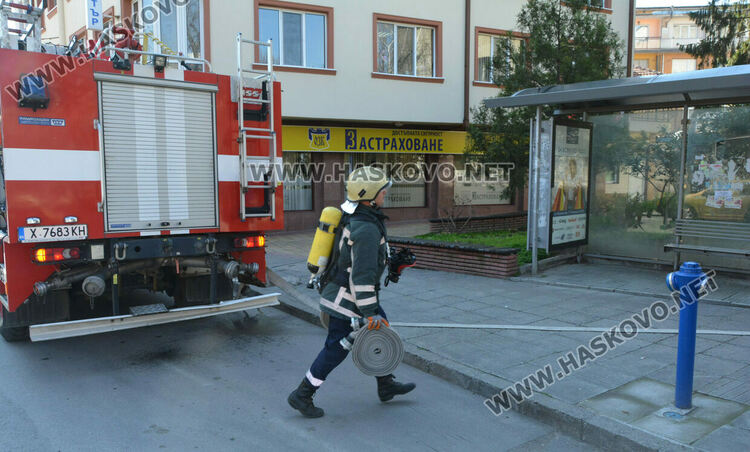 Хасковските огнеборци тренират гасене на пожар в обществени и производствени сгради